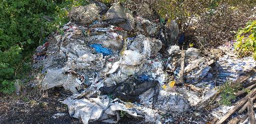 Cumuli di rifiuti di materiale plastico dentro e fuori un capannone in territorio di Aiello del Friuli accertati e segnalati dal Noava